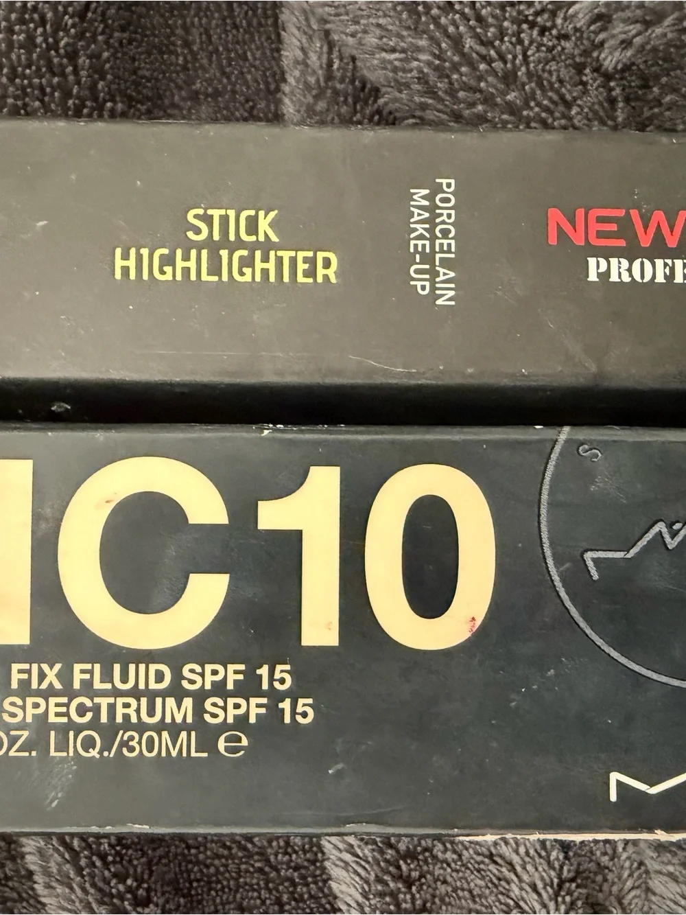 MAC Cosmetics Foundation NC10 - Porcelain / Pale with free gift
